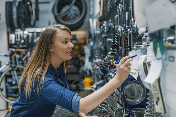 Mujer Mecánica Comparando Notas Lista Verificación — Foto de Stock