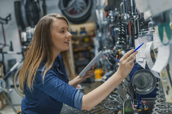 Mechanic Woman Checking Something Tablet Checklist — Stock Photo, Image