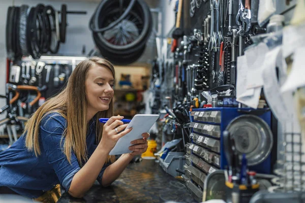 Mechanik Kobieta Sprawdzanie Czegoś Komputerze Typu Tablet Lista Kontrolna — Zdjęcie stockowe