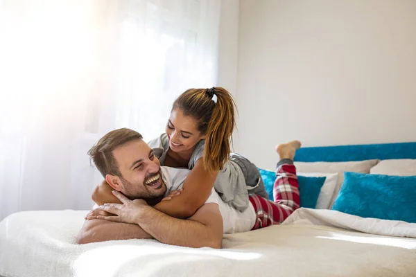 Casal Apaixonado Cama Casa Casal Apaixonado Vestindo Pijama Abraçando Enquanto — Fotografia de Stock