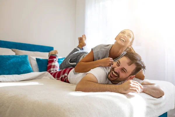 夫妻在床上相爱的家 恋爱中的情侣躺在床上 穿着睡衣拥抱在一起 恋爱中的年轻夫妇躺在床上互相享乐 早上两个人在一起靠近点 — 图库照片