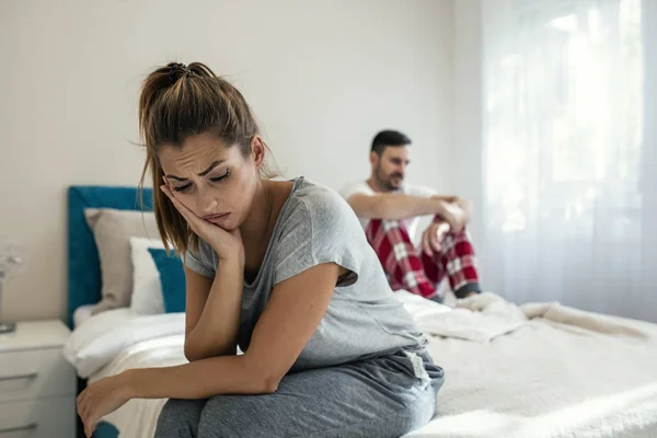 夫妇有关系问题 有感情障碍的年轻夫妇 图片显示年轻女人和她的男人在卧室有问题 我们有麻烦了 — 图库照片