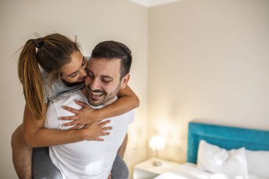 Sevgililer Günü 'nde çiftler aşktan zevk alır. Yataktalar ve birlikte romantik anlar yaşıyorlar. Çekici bir kadın ve şık bir kuaförle ona arkadan sarılıyor. Çıkma ve romantik ilişki kavramı. 