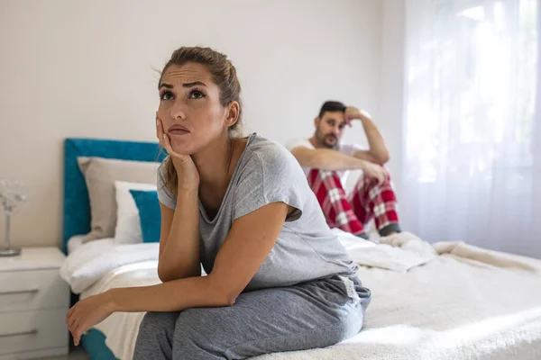 Temos Problema Jovem Chateada Sentada Beira Cama Contra Namorado Deitada — Fotografia de Stock