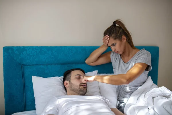 Ζευγάρι Στο Κρεβάτι Άντρας Ροχαλίζει Και Γυναίκα Δεν Μπορεί Κοιμηθεί — Φωτογραφία Αρχείου