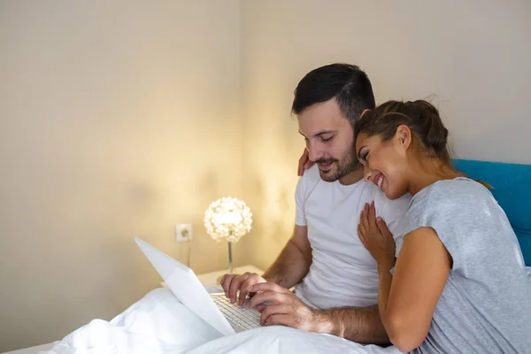 Pareja Feliz Usando Portátil Casa Pareja Joven Disfrutando Dormitorio Hermosa — Foto de Stock