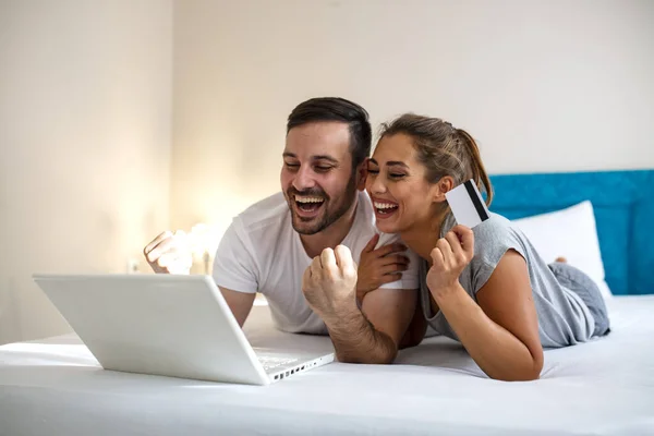 Euphoric Marriage Winning Using Laptop Lying Bed Home Happy Young — Stockfoto