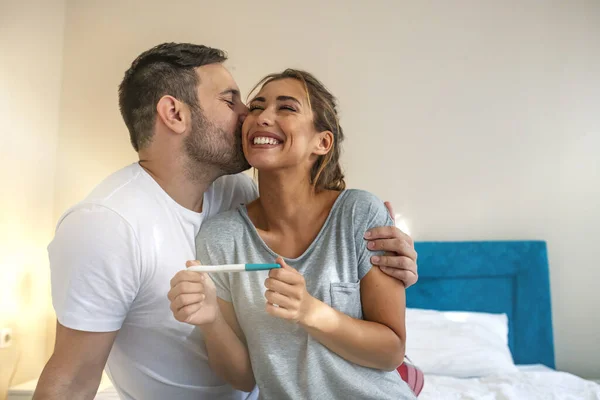 Young Couple Happy Because Positive Pregnancy Test Affectionate Couple Finding — Stockfoto