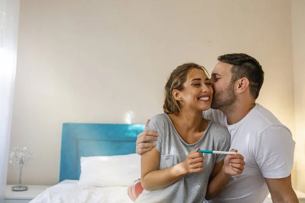 Young Couple Happy Because Positive Pregnancy Test Affectionate Couple Finding — Stockfoto