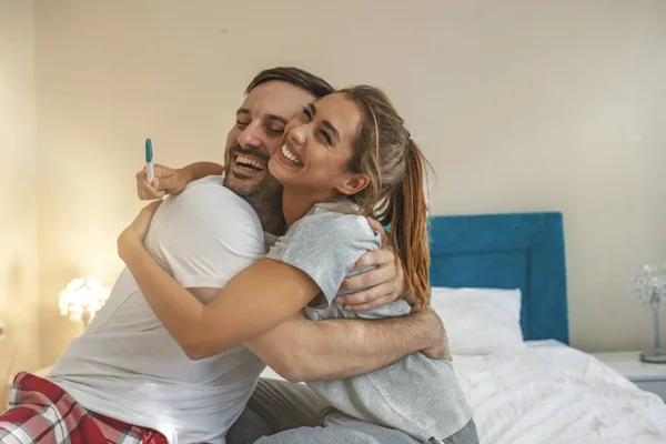 Tiro Casal Feliz Comemorando Sua Nova Gravidez Casa Juntos Casal — Fotografia de Stock