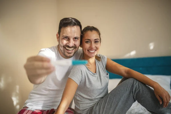 Happy Couple Positive Pregnancy Test Happy Excited Couple Making Positive — Stockfoto
