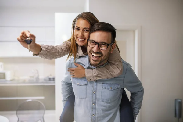 Pareja Mostrando Las Llaves Nuevo Hogar Pareja Joven Sosteniendo Nueva — Foto de Stock