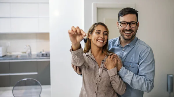 Casal Jovem Segurando Chaves Para Sua Nova Casa Casal Segurando — Fotografia de Stock