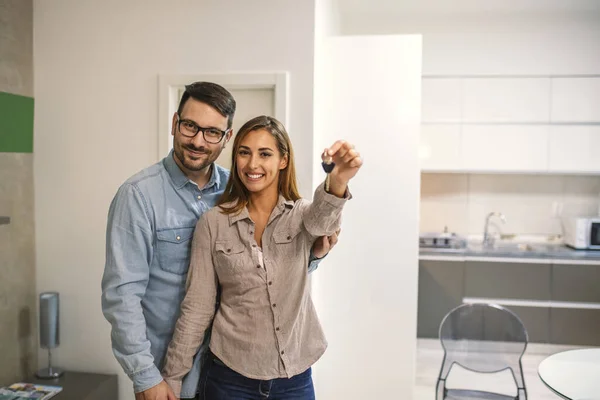 Couple Keys New Home Cheerful Young Couple Holding Keys Smiling — Stock Photo, Image