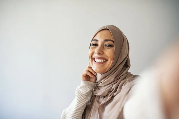 Muselman Kaukasiska Kvinna Tar Selfie Glad Vacker Kvinna Med Halsduk — Stockfoto