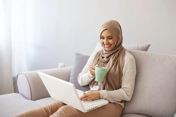 Aproveitar Tempo Casa Bela Jovem Sorridente Mulher Muçulmana Trabalhando Laptop — Fotografia de Stock