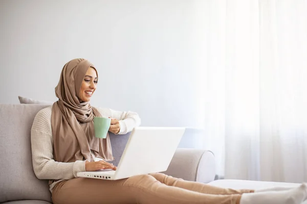 Щаслива Мусульманка Хіджабі Вдома Дівчина Каву Купує Онлайн Ноутбуці Копіює — стокове фото