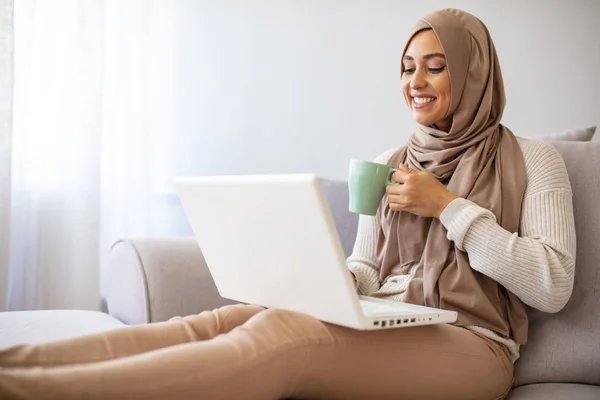 Feliz Mujer Musulmana Usando Hijab Casa Chica Bebiendo Café Compras — Foto de Stock