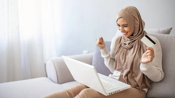 Elegante Mujer Musulmana Atractiva Usando Portátil Móvil Que Busca Información — Foto de Stock