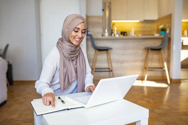 Belles Femmes Portant Foulard Islamique Assis Sur Une Table Bois — Photo