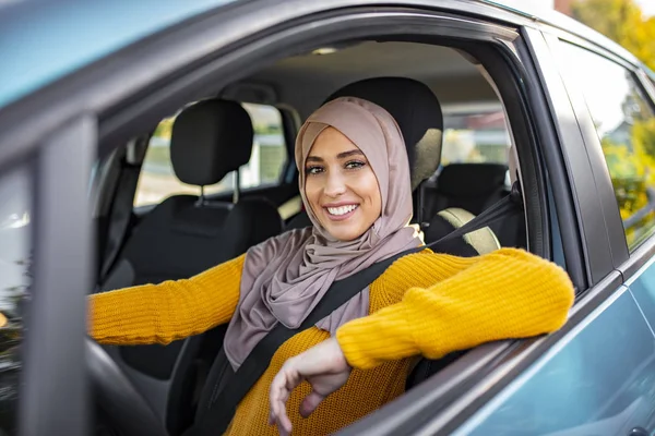 Arabskie Kobiety Prowadzą Samochód Młoda Muzułmanka Uśmiechnięta Muzułmanka Prowadząca Samochód — Zdjęcie stockowe