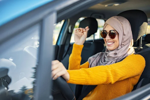 Όμορφη Μουσουλμάνα Που Οδηγεί Αμάξι Φορώντας Μαντίλα Γυναίκα Των Εμιράτων — Φωτογραφία Αρχείου