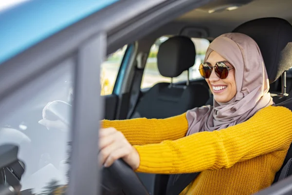 Mulher Muçulmana Caucasiana Bonita Vestindo Hijab Luz Tiro Estilo Vida — Fotografia de Stock