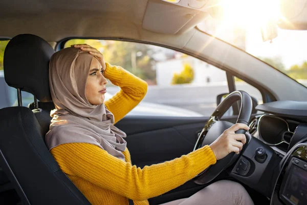 Zbliżenie Zestresowaną Młodą Muzułmankę Samochodzie Wściekła Spięta Muzułmanka Utknęła Korku — Zdjęcie stockowe