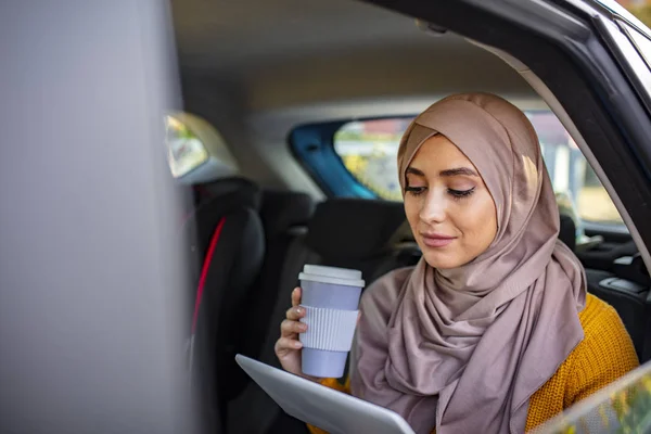 Eine Geschäftige Junge Araberin Mit Hijab Auf Dem Kopf Sitzt — Stockfoto