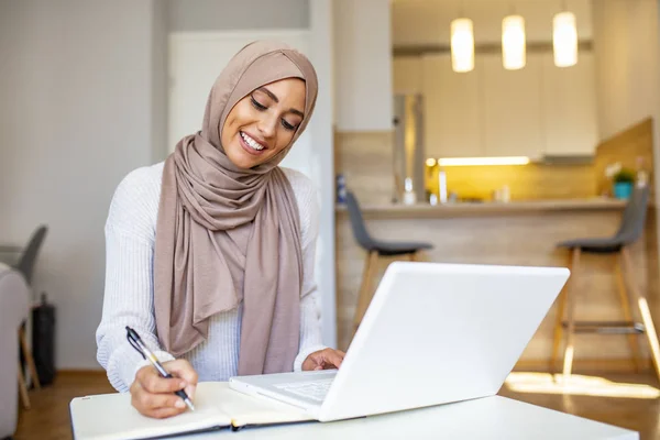 Atractivo Árabe Femenino Que Trabaja Computadora Portátil Papeleo Escritorio Arabian Fotos De Stock Sin Royalties Gratis