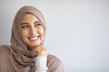 Başörtüsü gülüşlü güzel Asyalı müslüman kadın portresi. Doğudan gelen inci. Başörtüsü takan gülümseyen Müslüman kadın. Türban takan, modern, şık ve mutlu Müslüman Kadın 