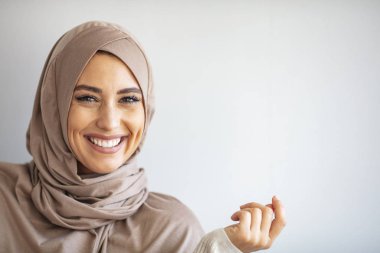 Başörtüsü gülüşlü Asyalı genç Müslüman kadın. Abaya giyen güzel bir ortadoğu kadını. Gülümseyen Arap bir kadın. Sıkı bir resmi kıyafet ve şık bir görünüş. İslami moda.