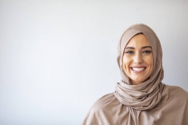 Türban takan modern, şık ve mutlu Müslüman kadın. Arap Suudi Emirlikleri 'nden bej eşarpla kaplanmış bir kadın. 