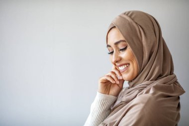 Gülümseyen İslami kadın portresi. Başörtüsü takan gülümseyen Müslüman kadın. Müslüman eşarplı bir kadın. İslam kadını. Arap kızın yakın plan yüzü.. 