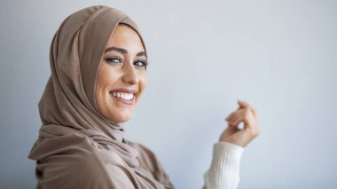 Başörtüsü gülüşlü güzel Asyalı müslüman kadın portresi. Doğudan gelen inci. Başörtüsü takan gülümseyen Müslüman kadın. Türban takan, modern, şık ve mutlu Müslüman Kadın 