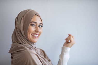 Başörtüsü gülüşlü Asyalı genç Müslüman kadın. Abaya giyen güzel bir ortadoğu kadını. Gülümseyen Arap bir kadın. Sıkı bir resmi kıyafet ve şık bir görünüş. İslami moda.