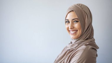 Başörtüsü gülüşlü Asyalı genç Müslüman kadın. Abaya giyen güzel bir ortadoğu kadını. Gülümseyen Arap bir kadın. Sıkı bir resmi kıyafet ve şık bir görünüş. İslami moda.