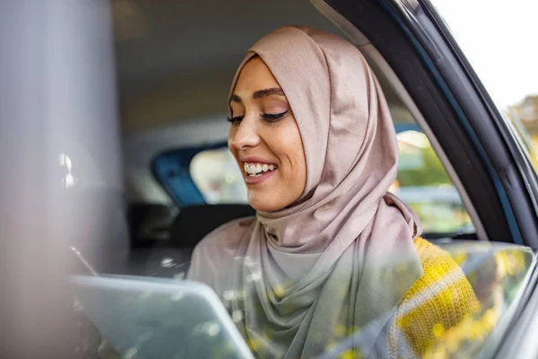 Muslimische Geschäftsfrau Arbeitet Mit Digitalem Tablet Computer Und Hält Eine — Stockfoto