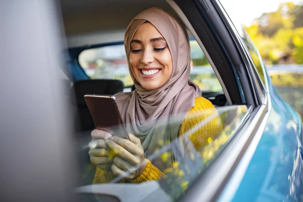 Strzał Młodej Muzułmańskiej Bizneswoman Smsującej Komórce Tylnym Siedzeniu Samochodu Elegancka — Zdjęcie stockowe