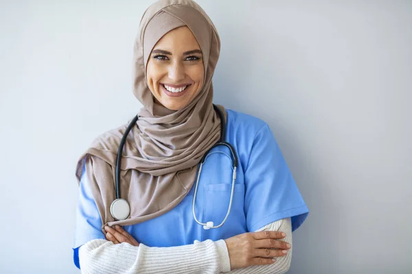 病院の中にイスラム教徒の女性医師が立っている 聴診器でムスリム医師の肖像画 病院でイスラム教徒の医学生のポーズを確信 自信に満ちたイスラム教徒の医師 — ストック写真