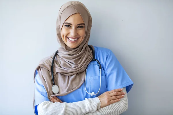 Portret Van Lachende Moslim Vrouwelijke Dokter Zelfverzekerde Vrouwelijke Verpleegster Close — Stockfoto