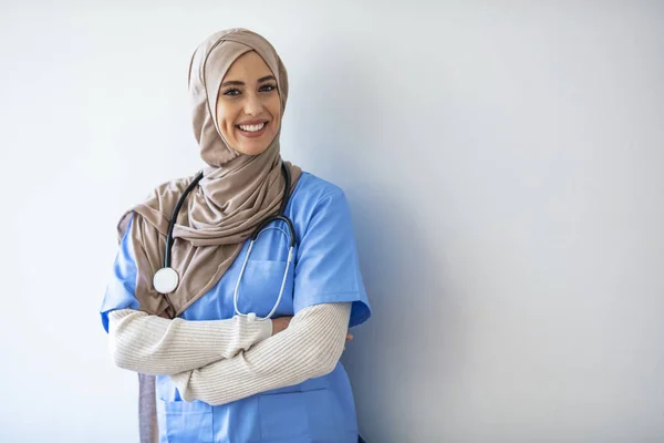 健康の概念を持つヒジャーブ女性の肖像画 病院や医師事務所での自信に満ちた女性看護師の肖像画 彼女はカメラで笑っている 病院の廊下に立つ中東系女性医師の肖像 — ストック写真