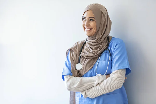 中年の先輩アラブ看護師の女性の顔に笑顔で横に離れて見て孤立した背景の上にヒジャーブを着て 自然な表情 自信満々だ 真の自信 中東医療従事者 — ストック写真