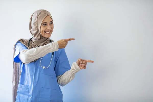 Sonriente Médico Musulmán Feliz Señalando Con Dedo Sobre Fondo Azul — Foto de Stock