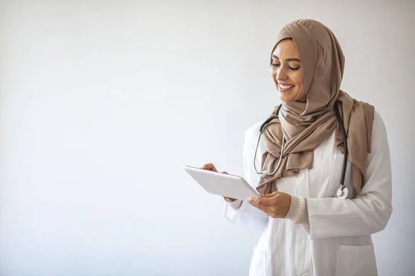 Muslimah Médico Com Estetoscópio Segurando Computador Tablet Isolado Fundo Cinza — Fotografia de Stock