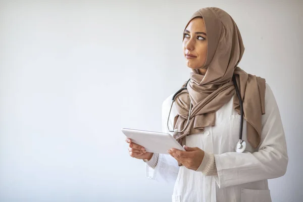 Potret Smiling Muslim Female Doctor Dalam Bahasa Inggris Perawat Wanita — Stok Foto