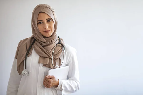 Una Médica Musulmana Pone Pie Con Orgullo Sonríe Para Cámara — Foto de Stock