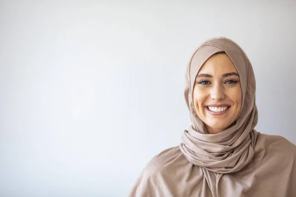 Mujer Musulmana Moderna Elegante Feliz Con Pañuelo Cabeza Árabe Emiratos —  Fotos de Stock