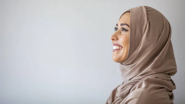 美しいイスラム教徒の女性のポーズと笑顔 ヒジャーブを着た美しいイスラム教徒の女性の肖像画 美しいです若いですイスラム教徒女性身に着けていますAヒジャーブ上の彼女の頭 — ストック写真