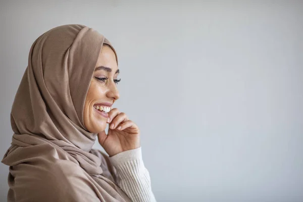 Porträtt Islamisk Kvinna Som Ler Leende Muslimsk Kvinna Klädd Hijab — Stockfoto